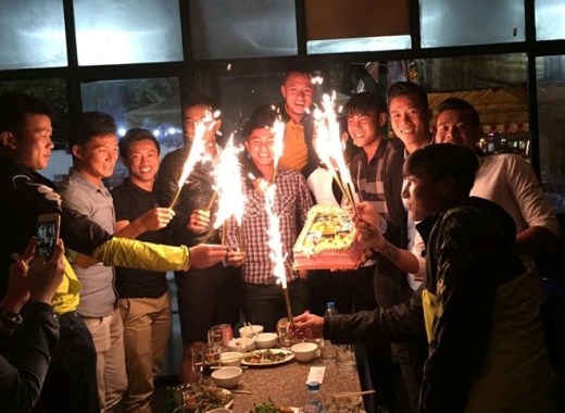 
	
	Các cầu thủ đốt pháo bông chúc mừng sinh nhật Phạm Hoàng Lâm.