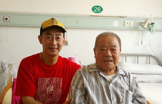 
	
	Nghệ sĩ Lục Tiểu Linh Đồng đến thăm nghệ sĩ Thiết Ngưu vào năm 2012