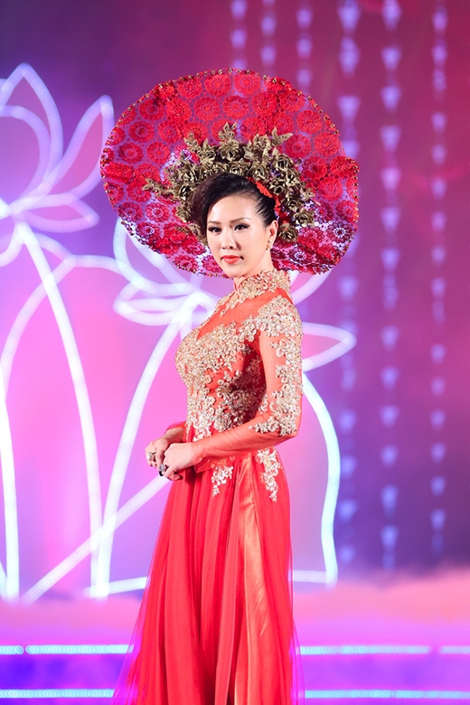 
	
	Hoa hậu Thu Hoài đã thể hiện trọn vẹn sự duyên dáng, quyến rũ nhưng không kém phần sang trọng của bộ áo dài đỏ đẹp mắt BST Nữ hoàng của NTK Minh Châu.