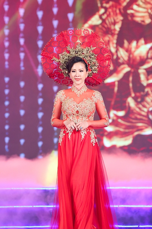 
	
	Đây là lần thứ hai Hoa hậu Thu Hoài góp mặt với vai trò là vedette trong chương trình của NTK Minh Châu.