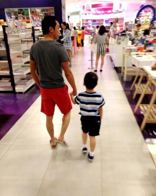 
	
	Hình ảnh chụp lén hai cha con đang 'tay trong tay' rất dễ thương. Theo doanh nhân Quốc Cường chia sẻ thì do Hồ Ngọc Hà bận đi mua sắm nên anh dẫn Su Beo đi mua đồ chơi.