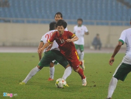 
	
	Kể từ khi vào sân, tiền đạo mang áo số 10 tạo được nhiều đột biến trên hàng công của Olympic Việt Nam.
