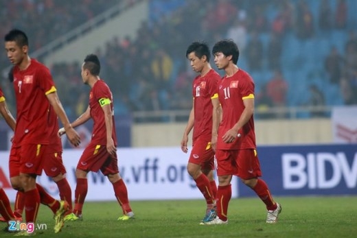 
	
	Kết thúc trận đấu, cầu thủ Olympic Việt Nam chạy tới khán đài cảm ơn sự cổ vũ của khán giả. Công Phượng nhận được lời khen từ HLV Olympic Indonesia sau trận đấu.