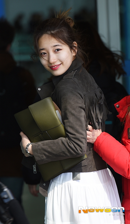 
	 
	Suzy cực tươi trước ống kính truyền thông tại sân bay
