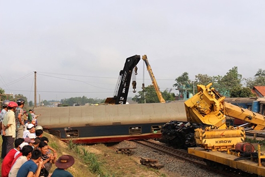 
	
	Ngành đường sắt đã điều hàng chục cán bộ, công nhân cùng 2 xe cẩu cứu hộ đường sắt trên 100 tấn từ Đà Nẵng ra giải phóng hiện trường.