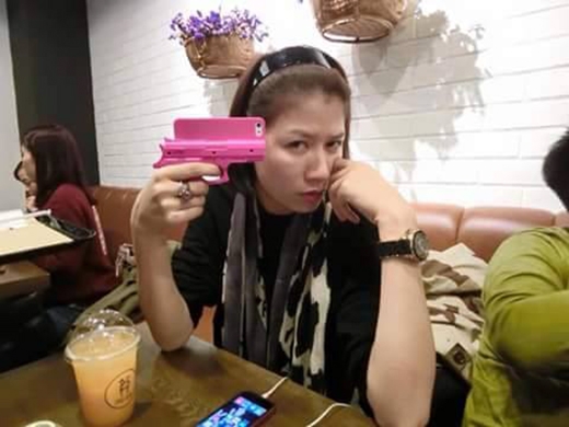 
	
	Các fan của Trang Khàn đã được một phen hú vía khi cô vừa đăng tải bức ảnh cướp súng của Trung Quân Idol và còn chĩa ngay gần mặt mình. Hóa ra đây chỉ là một cây súng giả và nếu để ý kỹ các bạn sẽ phát hiện 'khẩu súng' này là chiếc ốp lưng điện thoại.