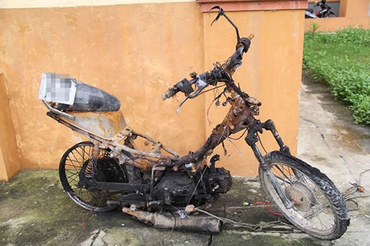 
	
	Hình ảnh chiếc xe máy đã bị đốt cháy của hai tên trộm chó.