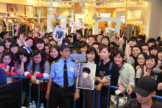 
	
	Hàng nghìn fan đứng chật kín trung tâm thương mại với hy vọng được gặp thần tượng Kang Tae Oh.