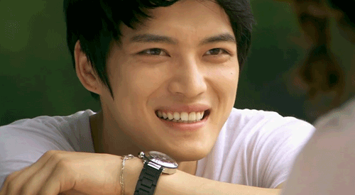 
	
	Biệt danh “hoàng tử lạnh lùng” thuộc về Jaejoong nhưng đồng thời anh chàng cũng nổi tiếng với nụ cười “tỏa nắng” của mình.