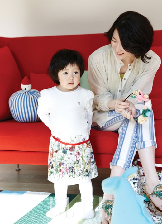 
	
	Seung Bin ngại ngùng trước ống kính khi chụp hình tạp chí cùng mẹ
