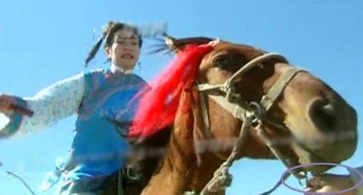 
	
	Cảnh cưỡi ngựa của Tiểu Yến Tử có thể thấy rõ bàn tay giữ dây cương
