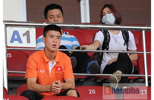 
	
	Trận đấu giữa U23 Việt Nam và U23 Uzbekistan diễn ra lúc 17h chiều 14/3 nhưng Hoà Minzy có mặt trên khán đài A sân Thống Nhất từ lúc 15h30 để chờ theo dõi màn trình diễn của thầy trò HLV Miura