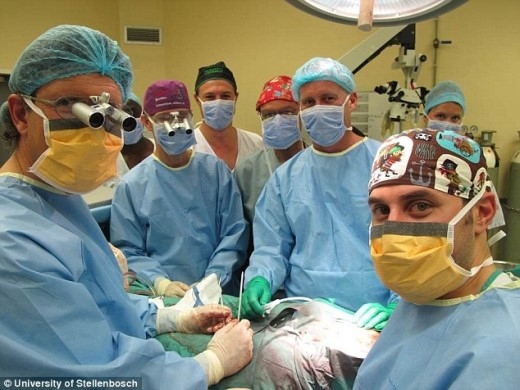
	
	Lần đầu tiên trên thế giới, các bác sĩ ở Nam Phi đã thực hiện ca phẫu thuật ghép dương vật thành công. Ảnh: Daily Mail.