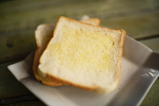 
	
	Nếu bạn muốn miếng bánh mì của mình được phết đều bơ ngay cả ở các viền xung quanh, thì bạn nên thả chúng xuống từ độ cao 2 mét rưỡi.