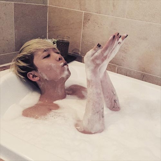 
	
	Lee Hong Ki hào hứng khi tắm bồn 