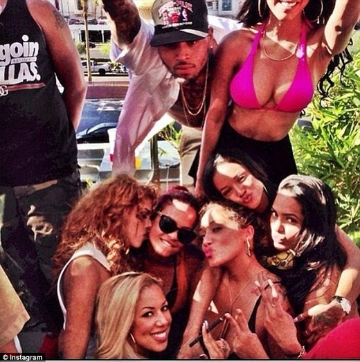 
	
	Chris Brown, Nia Amey, và Karrueche Tran cùng dự tiệc chung với nhau.