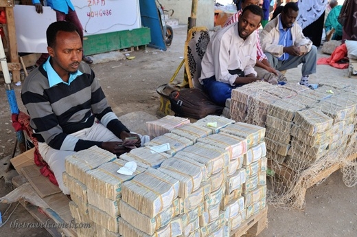 
	
	Dọc đường phố Somalia, dễ dàng bắt gặp các thương nhân ngồi trên vỉa hè nhấm nháp trà với phía trước chất đầy vàng bạc và các bọc tiền được chất thành đống.
