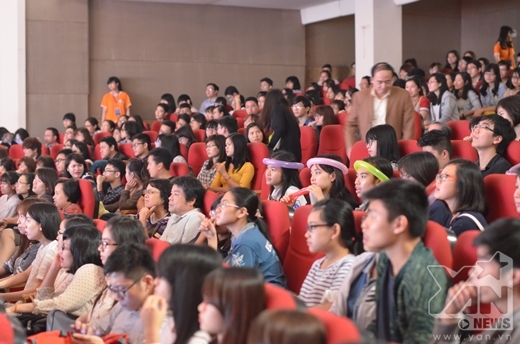 
	
	Rất đông các bạn học sinh, sinh viên và các bậc phụ huynh đã đến xem Đêm Chung Kết cổ vũ cho các thí sinh tài năng.