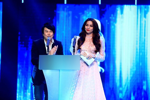
	
	Trên sân khấu của HTV Award 2013, chọn mặt gửi vàng cho nhà thiết kế Lý Quí Khánh, thiết kế váy xòe cổ điển mang đến cho nữ hoàng giải trí một hình ảnh hoàn toàn mới bởi sự hài hòa giữa sự quyến rũ và tinh thần gợi cảm từ thiết kế đến chất liệu được sử dụng.