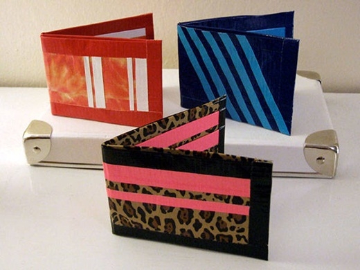 
	
	
	Biến chiếc ví cũ của mình thành một chiếc ví mới, hợp thời trang mà không tốn kém ? Thử sáng tạo bằng băng keo dán đủ màu nào.