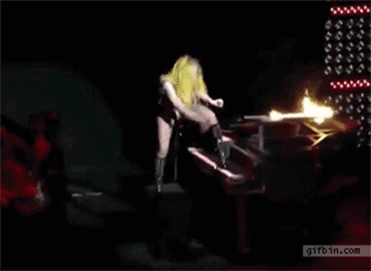 
	
	Cú ngã đau đớn này của Lady Gaga có lẽ là một trong những lần ngã đáng nhớ nhất của ca sĩ. Cô ngã từ piano và đập đầu xuống đất bởi đôi giày quá cao. Nhưng Lady Gaga không hề ngưng hát kể cả khi đang nằm dưới chiếc đàn.