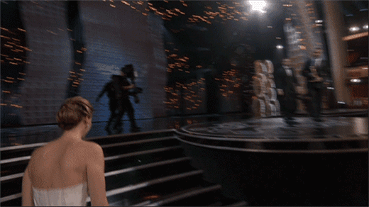 
	
	Jennifer Lawrence nổi tiếng là hậu đậu bởi đã không ít lần té ngã trên thảm đỏ. Lần này, khi đang trên đường lên nhận giải thưởng cô cũng bị té bởi chiếc váy quá dài và cồng kềnh của mình.