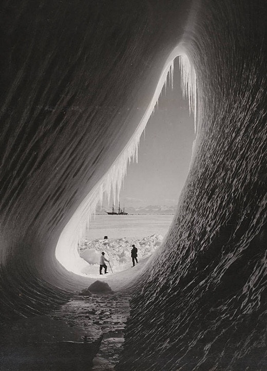 
	
	Hai người đàn ông đứng trước một hang động băng trong cuộc thám hiểm chinh phục nam cực của Anh vào tháng 1 năm 1911.