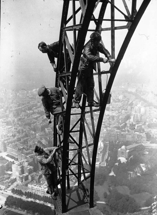 
	
	Những công nhân đang sơn tháp Eiffel, biểu tượng của nước Pháp vào năm 1932.