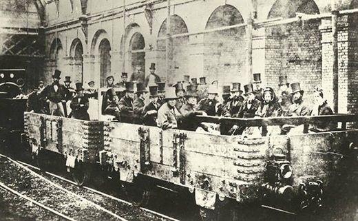 
	
	Chuyến tàu dưới mặt đất đầu tiên tại London, Anh vào năm 1862.