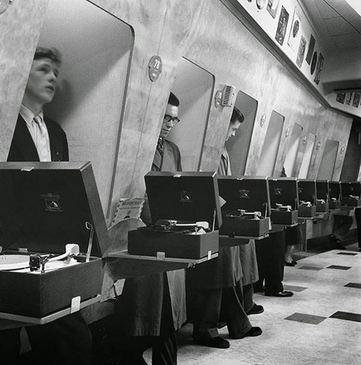 
	
	Những khách hàng trong một cửa hàng đĩa nhạc ở London, Anh vào năm 1955.