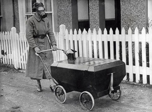 
	
	Người phụ nữ trong chiếc mặt nạ phòng chống khí độc cùng với chiếc xe đẩy em bé cũng được thiết kế để phòng chống khí độc vào năm 1938 ở Anh.