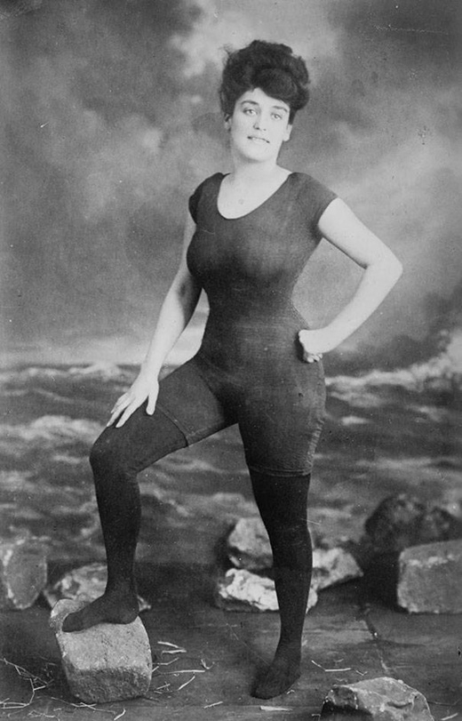
	
	Bức ảnh ghi lại Annette Kellerman, vận động viên bơi lội chuyên nghiệp đang mặc bộ đồ tắm một mảnh vào năm 1907. Sau đó cô đã bị bắt vì có hành vi không đúng đắn.