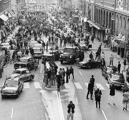 
	
	Buổi sáng đầu tiên ở Thụy Điển sau khi đất nước này thay đổi điều luật phải lái xe từ làn đường bên trái thành làn đường bên phải vào năm 1967.