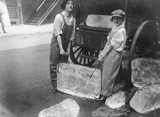 
	
	Hai người phụ nữ đang khiêng những tảng nước đá vào năm 1918.