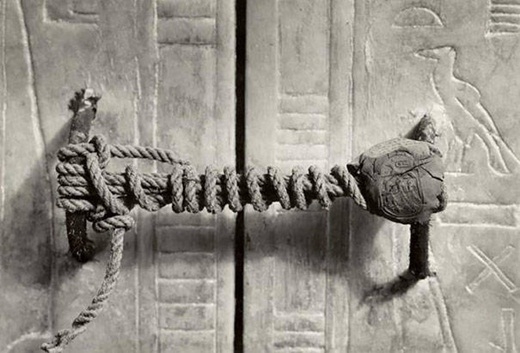 
	
	Dấu niêm phong vẫn còn nguyên vẹn sau 3425 năm trên lăng mộ của vị vua Ai Cập, Tutankhamun vào năm 1922.