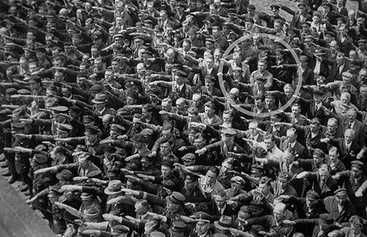 
	
	Một người đàn ông từ chối không làm theo lệnh chào của Đức quốc xã vào năm 1936.