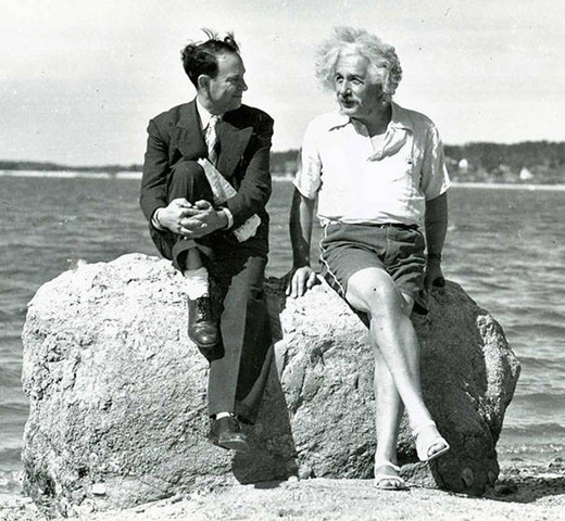 
	
	Bức ảnh ghi lại một khoảnh khắc của nhà vật lý học Albert Einstein vào mùa hè năm 1939 ở Nassau Point, Long Island.s