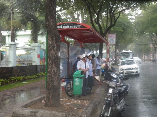 
	
	Những nhà chờ xe buýt cũng kín người đứng trú mưa tạm