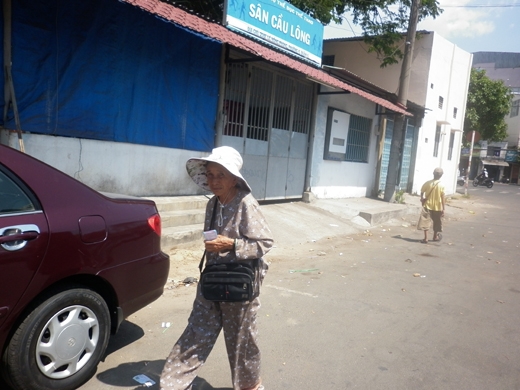 
	
	Cụ bà gần 70 tuổi phải lội bộ đi bán vé số trên đường Lê Hồng Phong (quận 10)
