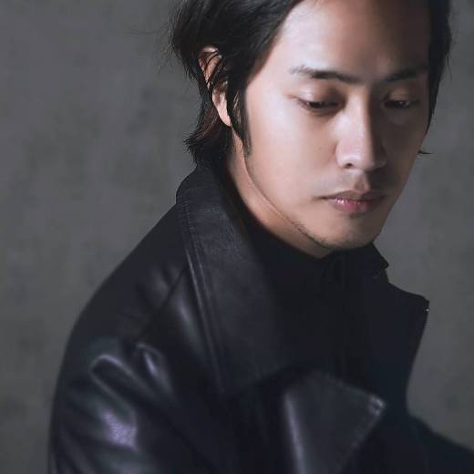 
	
	Jin Nguyễn là chàng trai đa tài, vừa là một designer, vừa là họa sĩ lại chơi đàn và hát cực hay.