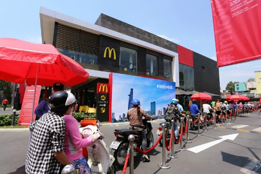 
	
	Chính “văn hoá xe máy” đã trở thành đường Drive-thru đặc trưng của McDonald’s Việt Nam.