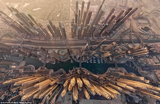 
	
	Thành phố Dubai nổi tiếng là một nơi giàu có và xa hoa, là một phần của các tiểu Vương quốc Ả rập thống nhất. Dưới góc chụp từ trên xuống, Dubai lại càng thêm huy hoàng và rực rỡ.