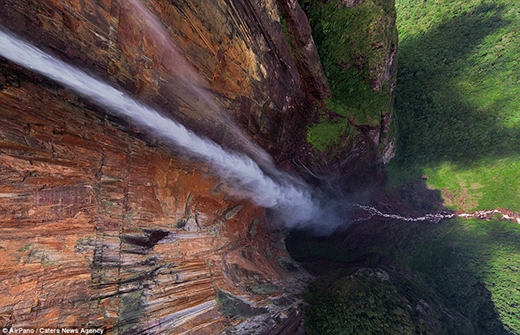 
	
	Chỉ khi chụp từ trên cao xuống mới có thể cảm nhận hết được hùng vĩ đến “nổi da gà” của thác Thiên thần (Angle Falls). Đây là thác nước rơi tự do cao nhất thế giới với độ cao 979m và dốc thẳng đứng 807m, nằm trong công viên quốc gia Canaima thuộc vùng Sabana của bang Bolivar, Venezuela.