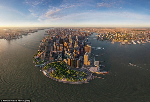 
	
	Manhattan là một trung tâm tài chính nổi tiếng thuộc tiểu bang New York, nơi đây được biết như là nơi của những sự kiện lớn, với các trung tâm thời trang, báo chí nổi tiếng của Hoa Kỳ và cả thế giới. Manhattan hiện ra trong bức ảnh này càng thể hiện được hình ảnh là “trái tim” của 'thiên đường' New York.