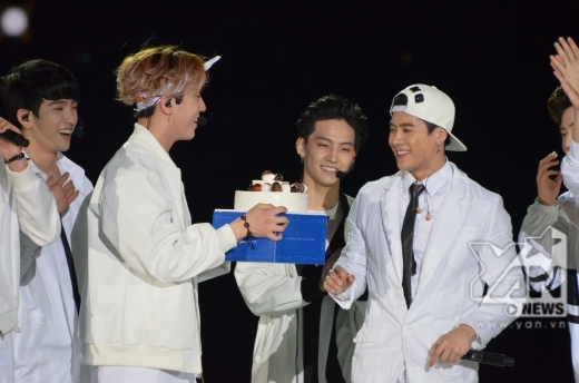 
	
	Jackson vô cùng bất ngờ và cảm động khi các thành viên GOT 7 đã mang bánh kem lên tận sân khấu để chúc mừng sinh nhật anh chàng. Các fan của GOT 7 cũng rất 'tinh ý' khi chuẩn bị sẵn project thả bóng bay dành tặng cho Jackson.