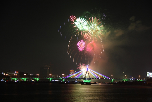 
	
	Lễ hội pháo hoa chắc chắn sẽ mang đến bữa tiệc ánh sáng đầy màu sắc cho du khách khi đến Đà Nẵng vào tháng 4.
