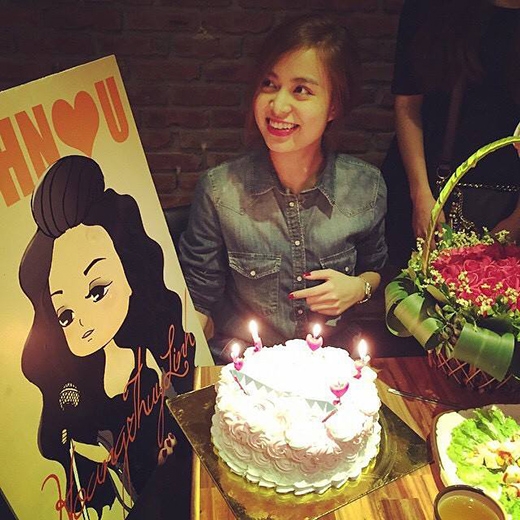 
	
	Hoàng Thùy Linh hạnh phúc với chiếc bánh gato cùng giỏ hoa to đùng fans tặng nhân kỷ niệm 5 năm đi hát của mình. Cô nàng không giấu được xúc động trước tình cảm của các fans, và ngay lập tức đặt bức ảnh làm avatar cho trang cá nhân của mình.