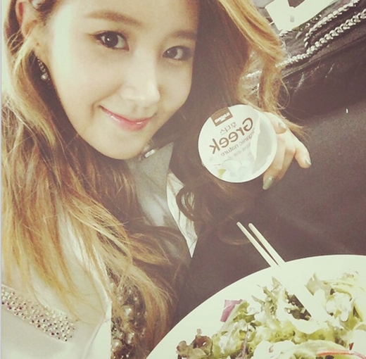 
	
	Yuri thích thú với thức ăn bổ dưỡng, chăm sóc sức khỏe trước giờ diễn