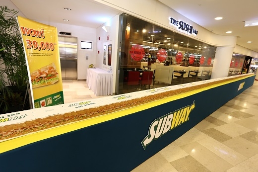 
	
	Cận cảnh chiếc bánh mì Subway 18m dài nhất Việt Nam 