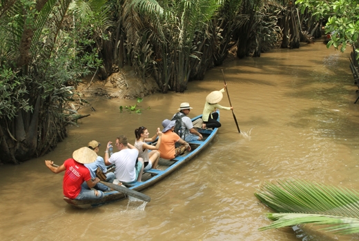 
	
	Không chỉ được tham gia vào lễ hội của đồng bào Khmer, du khách còn được khám phá cuộc sống sông nước đầy thú vị của người dân nơi đây.